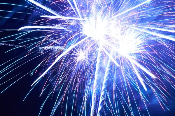 Fuegos artificiales de colores azules —  Fotos de Stock