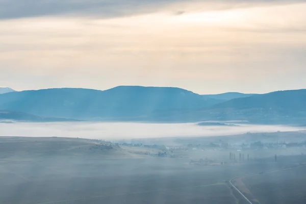 Modré hory pokryté mlha — Stock fotografie