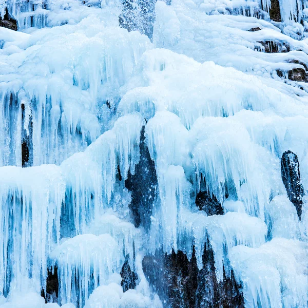 Bevroren waterval van blauwe ijspegels — Zdjęcie stockowe