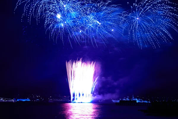 Fuegos artificiales de colores azules — Foto de Stock