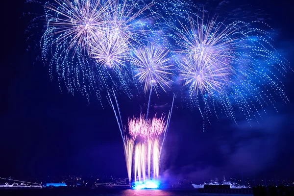 Fogos de artifício coloridos azuis — Fotografia de Stock