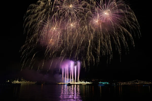 Farbenfrohes Feuerwerk — Stockfoto