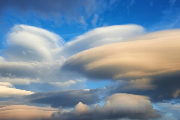 Bulutların üzerinde şaşırtıcı görünümü — Stok fotoğraf