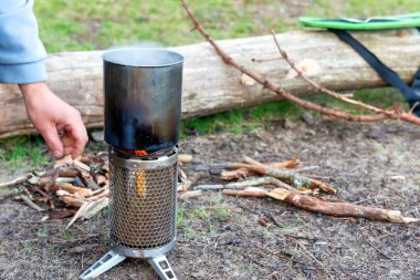 Kampta haşlanmış tencereli turist ocağı.