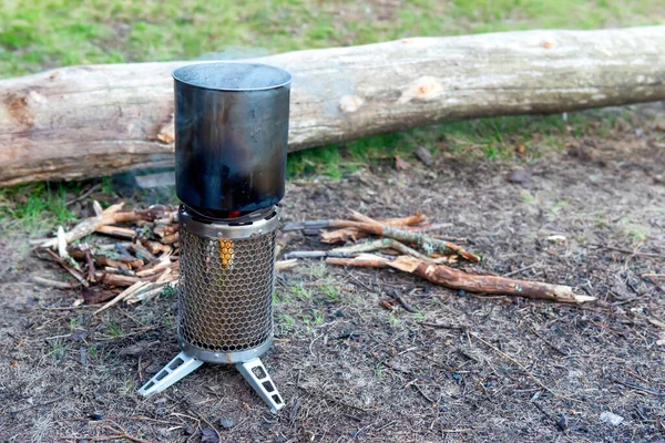 キャンプ場で沸騰した鍋で観光ストーブのバーナー — ストック写真