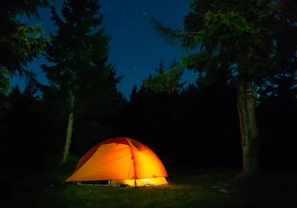 Tenda Arancione Illuminata Nel Buio Bosco Notturno Con Cielo Notturno — Foto Stock