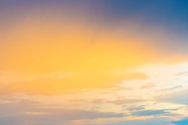 Dramatik bulutlarla gün batımı gökyüzü ve bulutların arasından parlayan güneş. Kutsal cennet gökyüzü manzarası