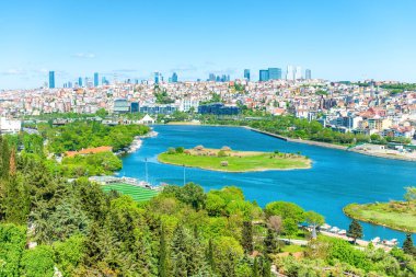 İstanbul 'un Altın Boynuz Körfezi ve İstanbul kent mimarisi manzaralı panoraması