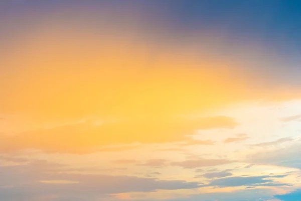 劇的な雲と太陽が雲を通して輝く日没の空 神聖な天の風景 — ストック写真