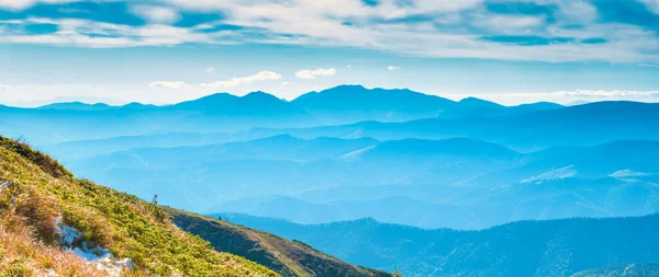 Panorama Montanhas Azuis Colinas Verdes Paisagem Natural — Fotografia de Stock