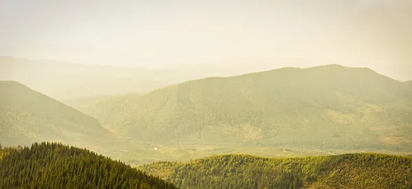 日没霧の山の風景 朝の山のパノラマ — ストック写真
