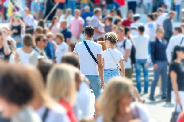 Folle Persone Con Uomini Donne Sulla Trafficata Strada Della Città — Foto Stock