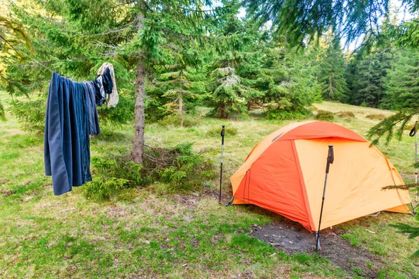Campo Tenda Arancione Con Asciugatura Vestiti Nel Campeggio Foresta Montagna — Foto Stock