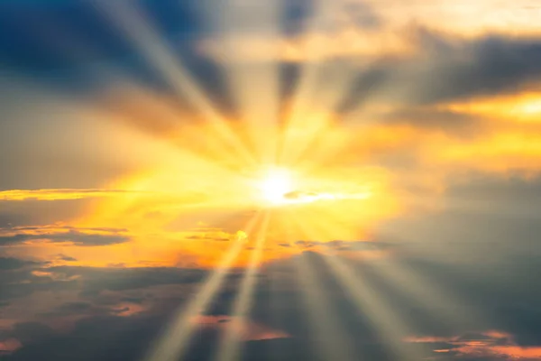 Céu Por Sol Com Nuvens Dramáticas Sol Brilhando Através Nuvem — Fotografia de Stock