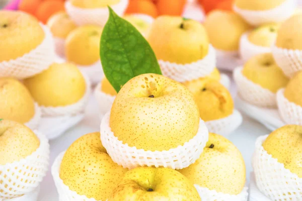 健康食品市場でバスケットに詰められた新鮮な有機熟した黄色のリンゴのスタック — ストック写真