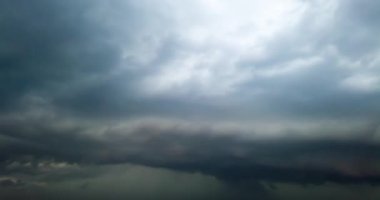 Koyu dramatik gökyüzünde fırtına yağmuru bulutları. 4K zaman ayarlı klip