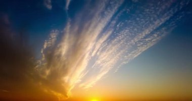 Solan bulutlarla gün batımı gökyüzü zaman atlaması. Doğa Günbatımı Zaman Çizelgesi 4K