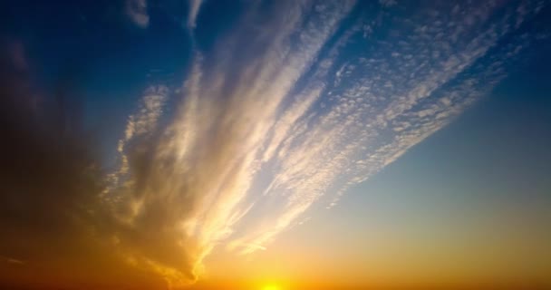 曇った雲の時間経過と日没の空 自然夕日の時間経過 — ストック動画