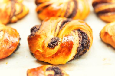 Ekmek fırınındaki çörekler fırından yeni çıktı.