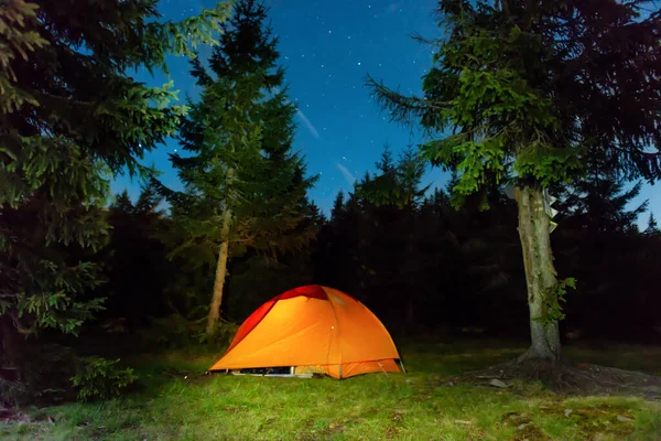 漆黑的夜晚森林里 有夜空和星星 橙色灯火辉煌的帐篷 — 图库照片