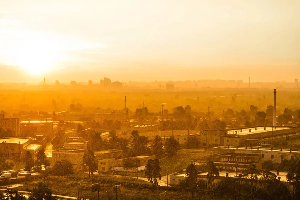 Stadsgezicht Met Zonsondergang Grote Stad Industriële Gebouwen Onder Dramatische Zonsondergang — Stockfoto
