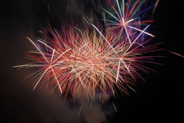 gökyüzü siyah zemin üzerine mavi renkli havai fişek. tatil kutlaması.