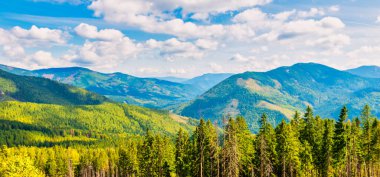 Mavi dağlar ve yeşil tepeler manzara, doğa manzarası.