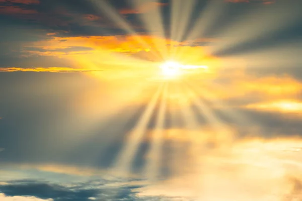 劇的な雲と太陽が雲を通して輝く日没の空 神聖な天の風景 — ストック写真