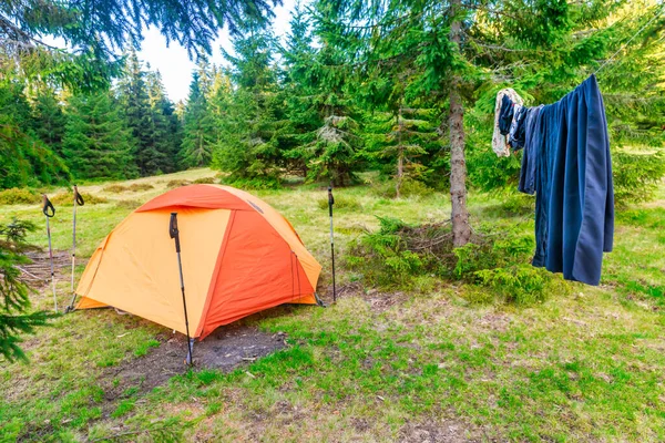 Campo Tenda Arancione Con Asciugatura Vestiti Nel Campeggio Foresta Montagna — Foto Stock