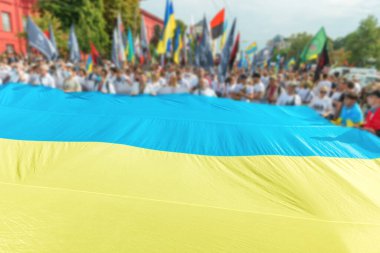 Kiev Kyiv Ukrayna 'da Ukrayna bayrağı taşıyan insanlar