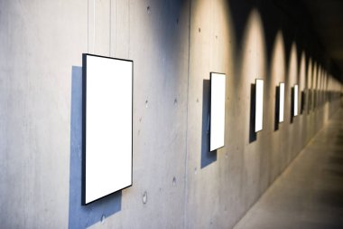 Duvarda boş beyaz izole çerçeve