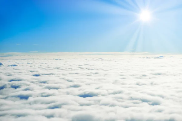 青い空の太陽と雲 雲の上の平面図 — ストック写真