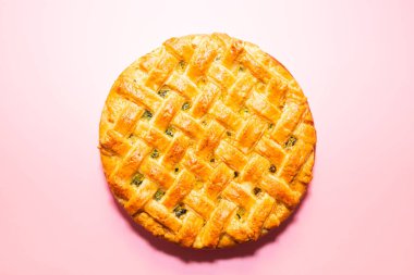 Pembe arka planda fırınlanmış Amerikan turtası.