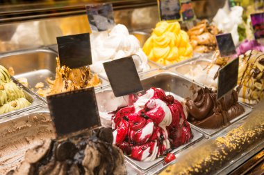 Dondurmacı, bir sürü dondurma kutusu.