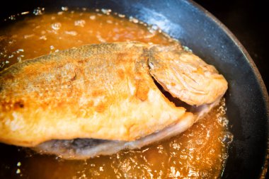 Kızarmış balık yağı bir Pan ile