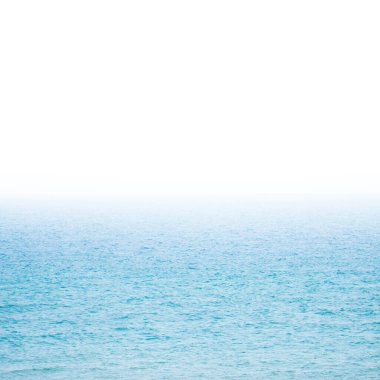 Tasarım için beyaz gökyüzü olan mavi deniz suyu kopyalama alanı