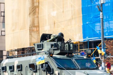 KIEV, UKRAINE - 24 AĞUSTOS 2021: Kyiv 'de cirit atan Ukraynalı asker. Kiev, Ukrayna