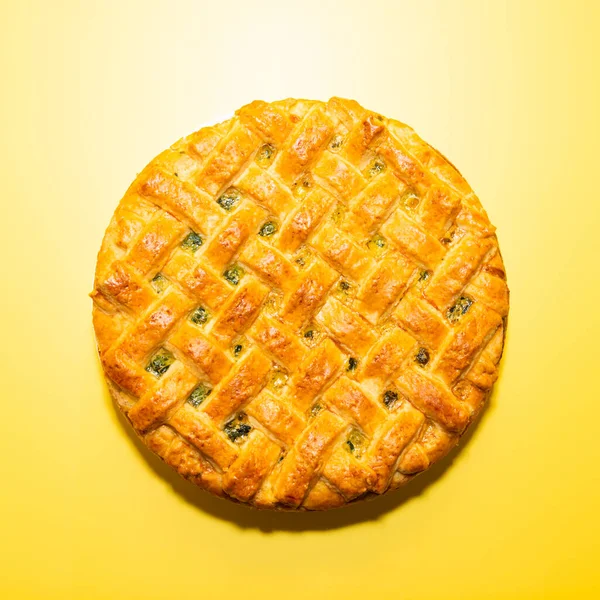 Sarı arka planda fırınlanmış Amerikan turtası.