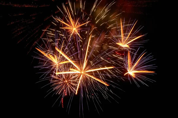 Kara gece gökyüzünde kızıl bayram havai fişekleri