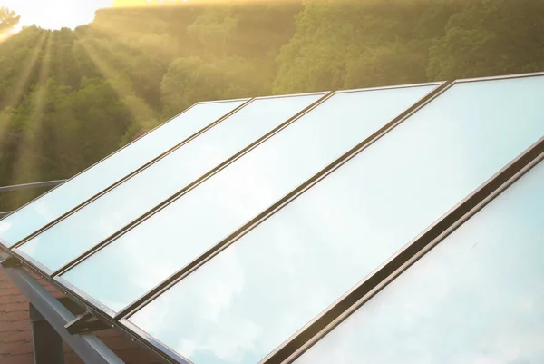 房顶上有太阳能电池绿色太阳能 — 图库照片
