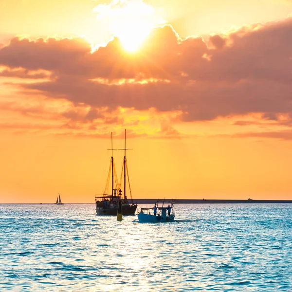 Seeschiff Yacht Bei Sonnenuntergang Landschaft Mit Schiff Bei Sonnenuntergang — Stockfoto