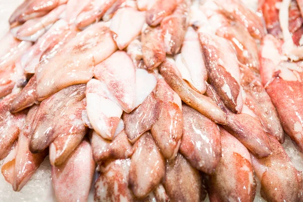 Molti Calamari Sul Bancone Del Mercato Con Ghiaccio — Foto Stock