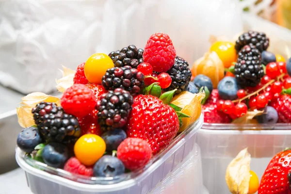 Taze çilek, yabanmersini, böğürtlen kutuda