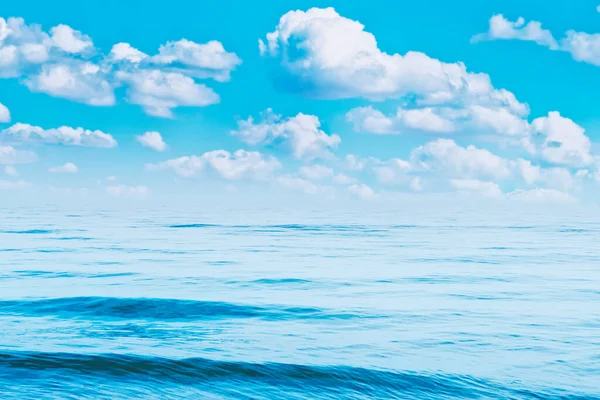Голубая Морская Вода Волнами Белыми Облаками — стоковое фото