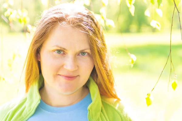 Kaunis Nuori Nainen Kasvot Punaiset Hiukset Vihreä Aurinkoinen Tausta Puistossa — kuvapankkivalokuva