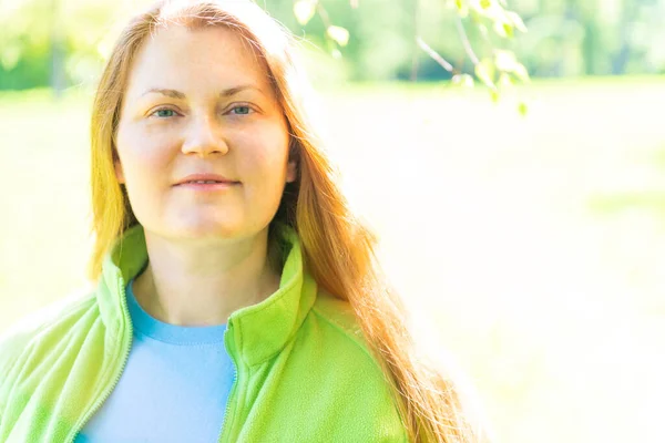 Kaunis Nuori Nainen Kasvot Punaiset Hiukset Vihreä Aurinkoinen Tausta Puistossa — kuvapankkivalokuva