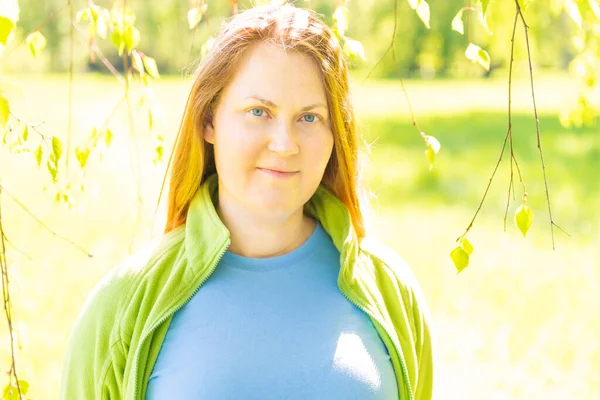 Mooie Jonge Vrouw Met Rood Haar Groene Zonnige Achtergrond Park — Stockfoto