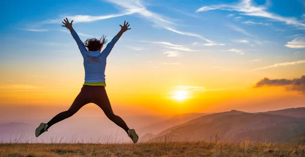 Young Happy Woman Jumping Sunset Mountains Sunset Hills Mountain Landscape — ストック写真