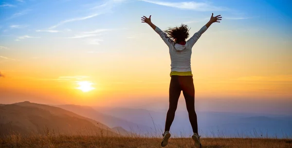 Junge Glückliche Frau Springt Bei Sonnenuntergang Berge Mit Sonnenuntergang Hügel — Stockfoto