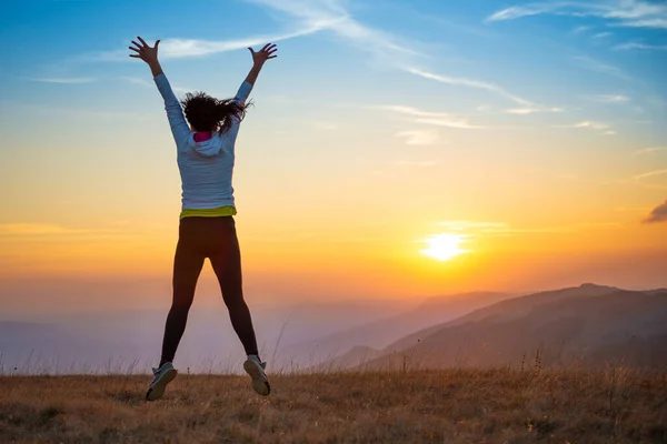 Junge Glückliche Frau Springt Bei Sonnenuntergang Berge Mit Sonnenuntergang Hügel — Stockfoto